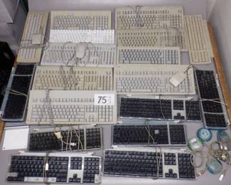 BOX VINTAGE MAC KEYBOARDS
