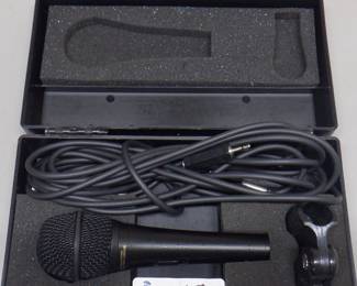 ROLAND DR-20 IN CASE WITH CABLES
