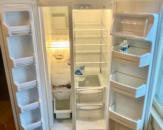 GE side by side refrigerator/freezer