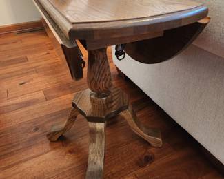 Drop leaf end table