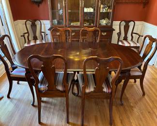 Dining table with 2 leaves and 6 chairs 