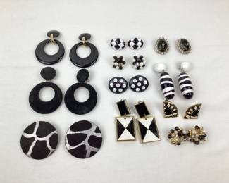 BIHY104 1980s And Older Vintage Jewelry In assortment of vintage 1980s black and white themed costume jewelry earrings. 11 pairs of earrings total.&nbsp;

