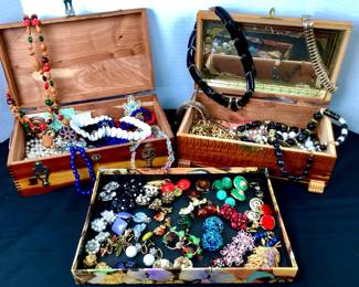 BIHY903 Jewlery Boxes Filled With Vintage Necklaces Earrings More 2 wooden jewelry boxes filled with vintage jewelry, including a large assortment of earrings.
