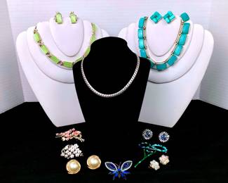 BIHY901 Vintage Jewelry By Coro Lisner Weiss Torquise necklace and earring set Lisner, yellow necklace & earring set by Coro, silver necklace by Coro, butterfly pin by Weiss, green blue & torquise abstract flower pin by Lisner
