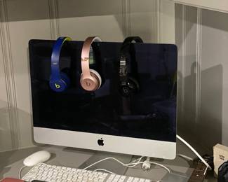 Mac desktop and beats headphones 