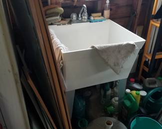 Laundry sink