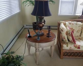 Elegant end table matches coffee table & foyer table