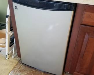 GE undercabinet fridge
