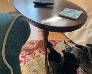 Oval Antique End Table $ 68.00