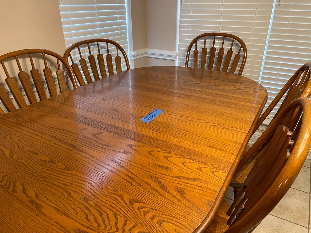 Kitchen table w/6 chairs extra leaf