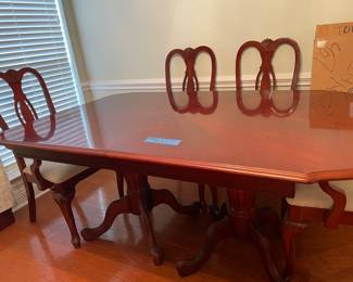 Dining roomTable w/ 6 chairs and leaf 