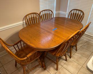 Kitchen table w/6 chairs extra leaf