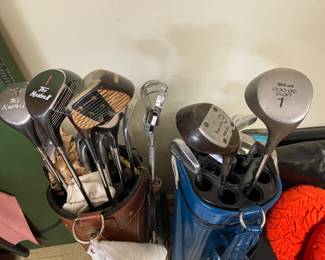 Mixed lot of golf clubs, including Jack Nicklaus and Wilson.