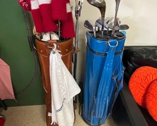Mixed lot of golf clubs, including Jack Nicklaus and Wilson.