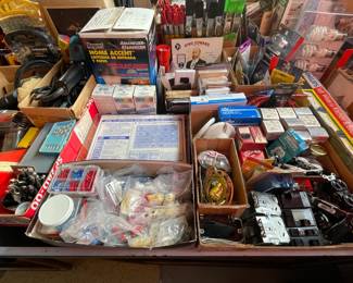 Mixed lot of electrical supplies.