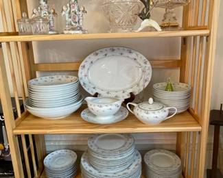 Royal Englishtown "Nina" fine china 92-piece set.