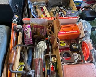 Mixed lot of power and hand tools, and hardware.