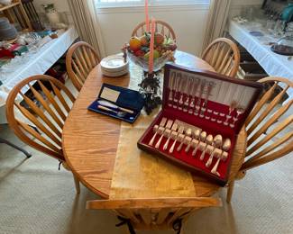 Oak expandable table (leaf inserted) with 6 matching chairs.