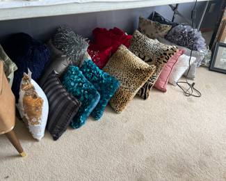 Quantity of accent new pillows