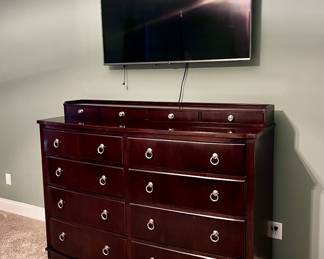 Bassett Dresser with Mirror, Flatscreen TV ( Dresser comes with mirror)