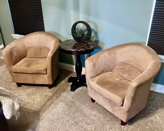 2 x Club Chairs, Accent Table and Décor 