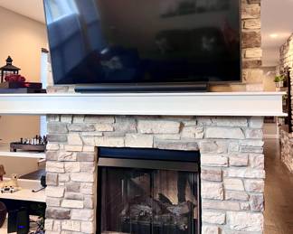 75” NEWER Samsung 8 series, Flatscreen Smart TV