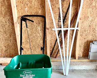Scott’s Turf Builder Seeder Spreader