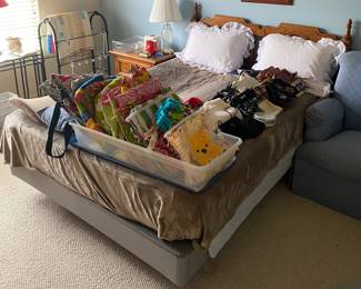 Four Piece Young Hinkle Bedroom Suite (Bed)