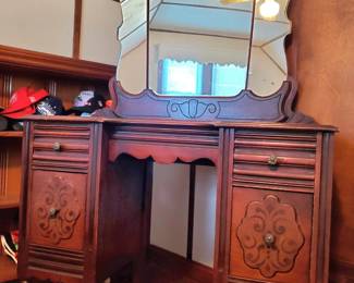 Wow!  This 30's dressing table/mirror combo is just as stunning in person as in the picture.  All furniture has been well cared for.