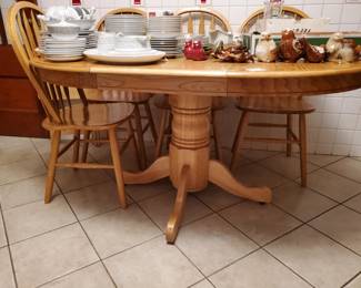 Extremely sturdy 12" leaf oval dining table with 4/chairs