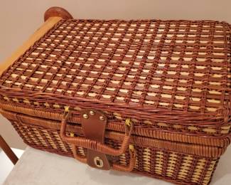 Like new picnic basket with utensils