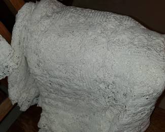 Gorgeous crocheted spread or tablecloth (1) of (2)