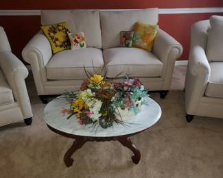 Reproduction of a Victorian marble top coffee table in great condition!