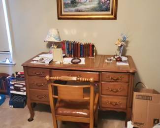 Beautiful knee-hole desk/side chair