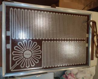 Electric heating tray