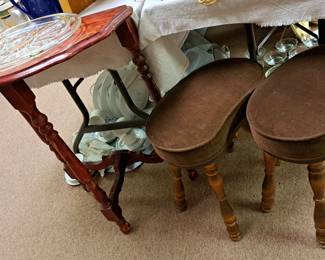 Many stools and small tables