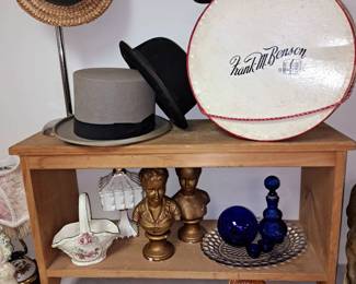 Good selection of vintage women's and men's hats.