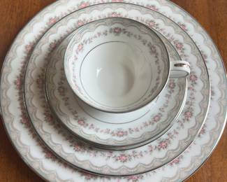 Noritake Glenwood china, discontinued pattern, fourteen 5-piece place settings