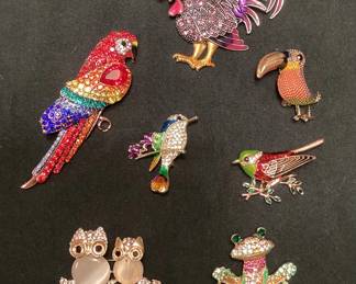 MSS038 Six Bird Brooches & A Frog Brooch