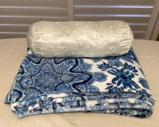 MSS043 Large Blue & White Plush Blanket & Bolster Pillow