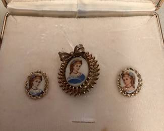 MSS120 Vintage Cameo Brooch & Earrings 