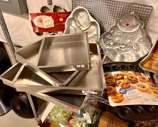 12”, 14”, 16” & 18” Magic Line square pans
character pans, mini muffin pan,
Nordicware sweetheart rose cake pan
Wire Cooling racks