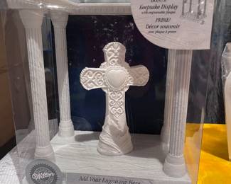 Wilton white ornate cross with Center heart
Perfect for baptism, communion confirmation, Quinceanera cakes, Includes keepsake box with pillars and engraving plate