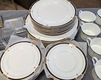 Mikasa setting for 8