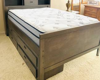 Full Size Storage Bed w/Drawers