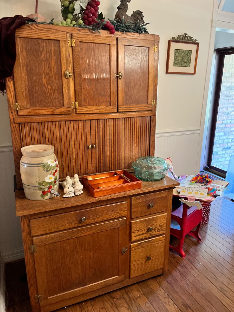 Devlin Estate Sales in Cypress, Texas/ Pickers... starts on 3/16/2024