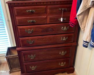 Broyhill Chest of Drawers. 