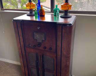 Still Works! Antique Radio.