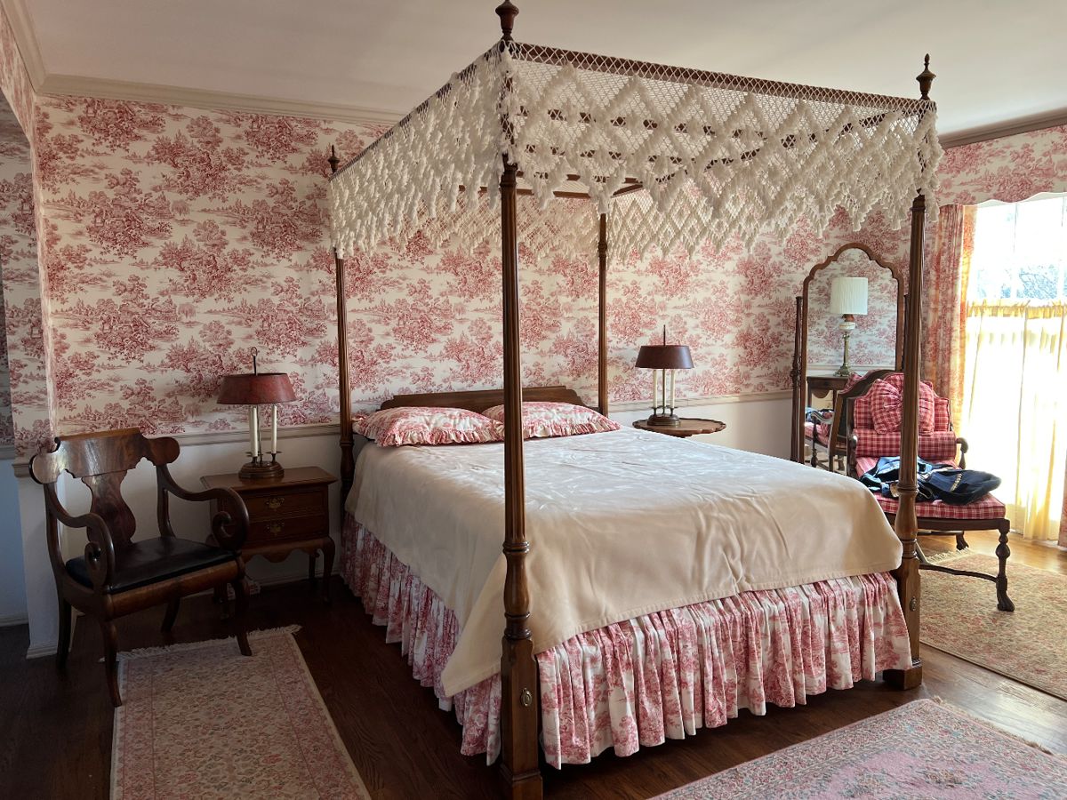 Beautiful 4 poster canopy bed