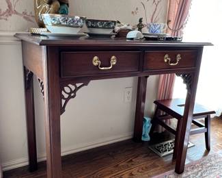 LOVELY MAHOGANY FINISHED CHIPPENDALE STYLE TABLE